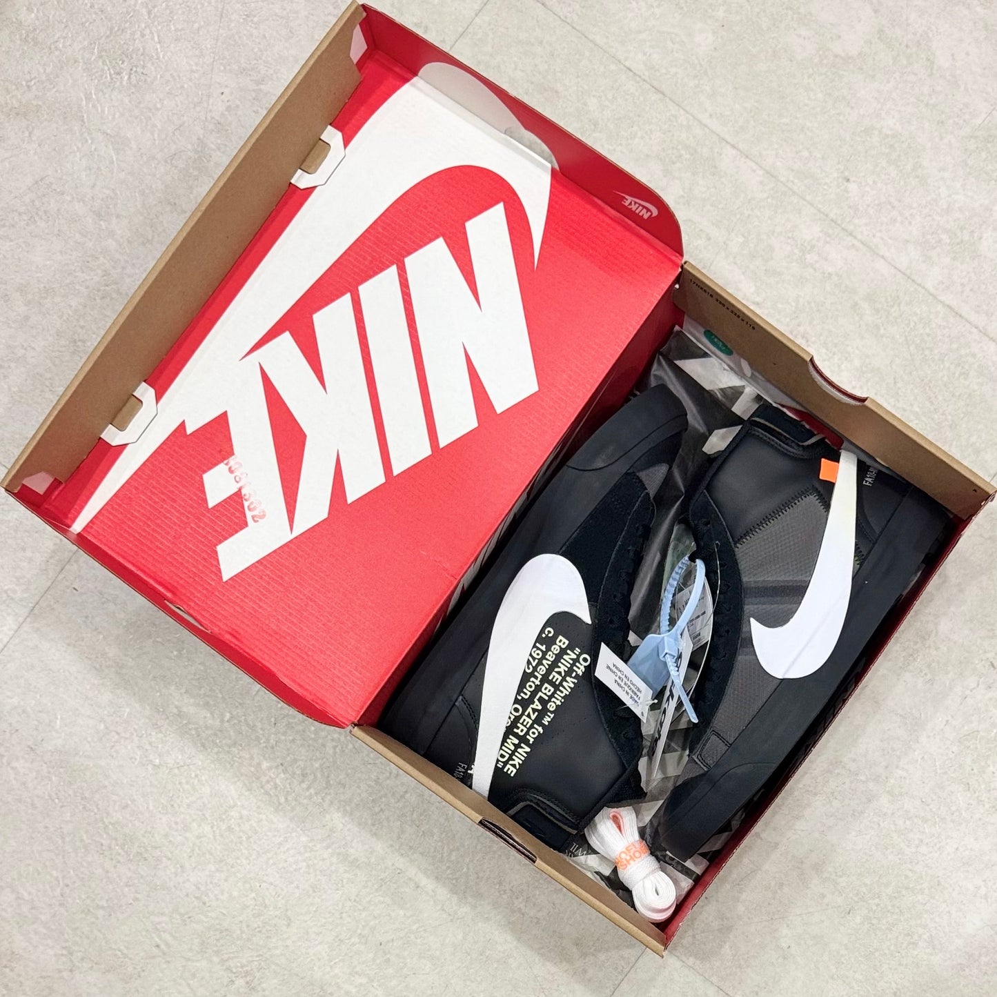 AA3832-001 Nike Blazer Off-White Black
