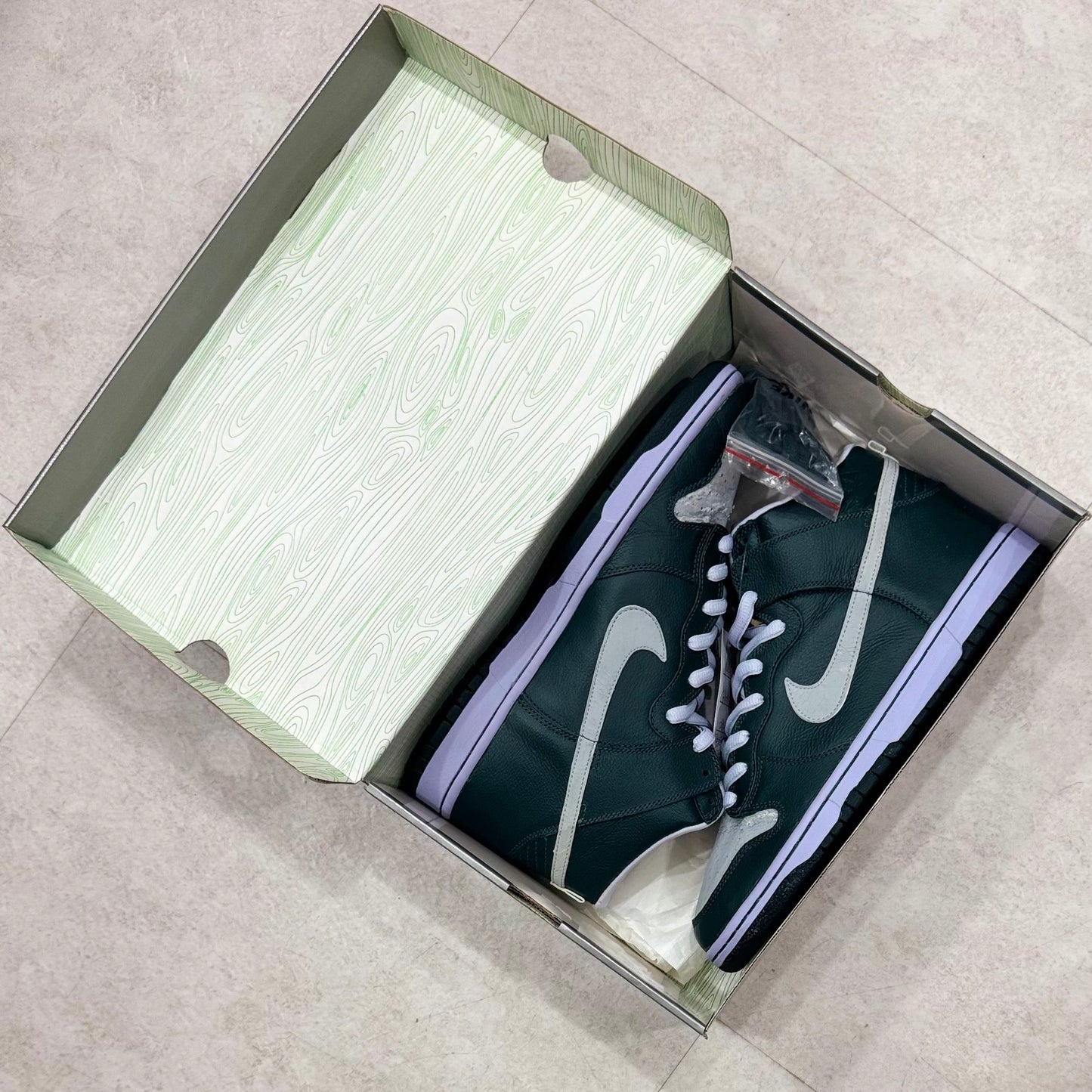 305050-302 Nike SB Dunk Ghost