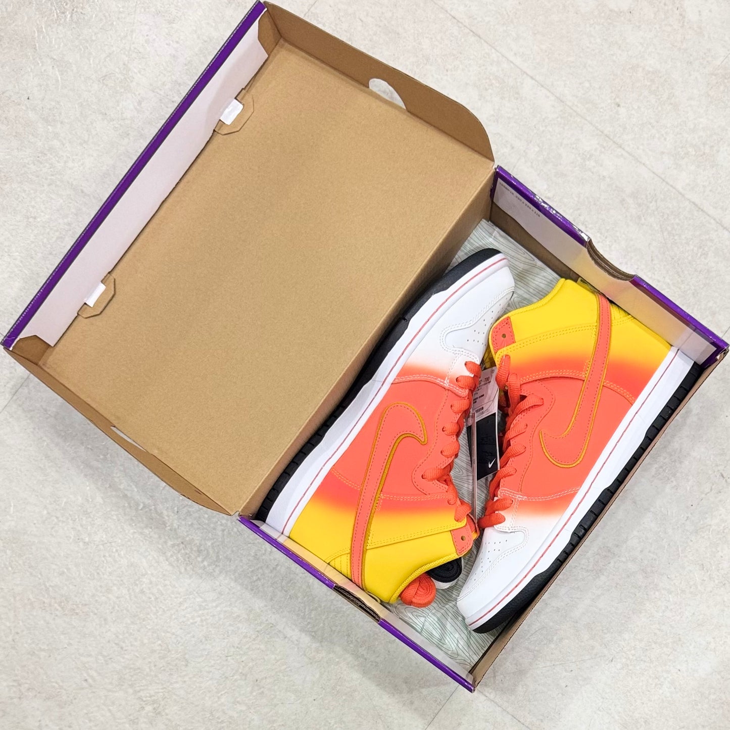 FN5107-700 Nike SB Dunk Halloween Candy Corn