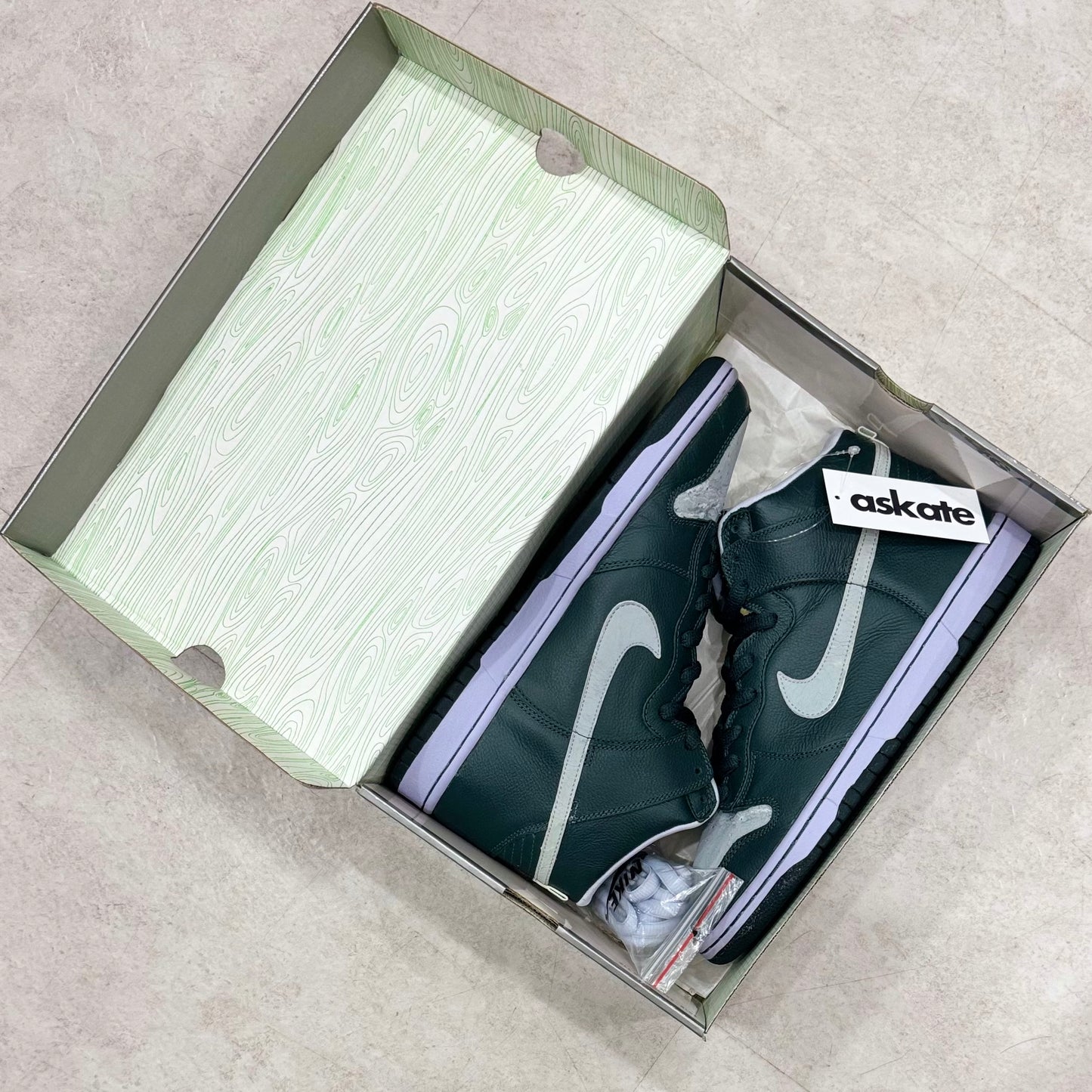 305050-302 Nike SB Dunk Ghost