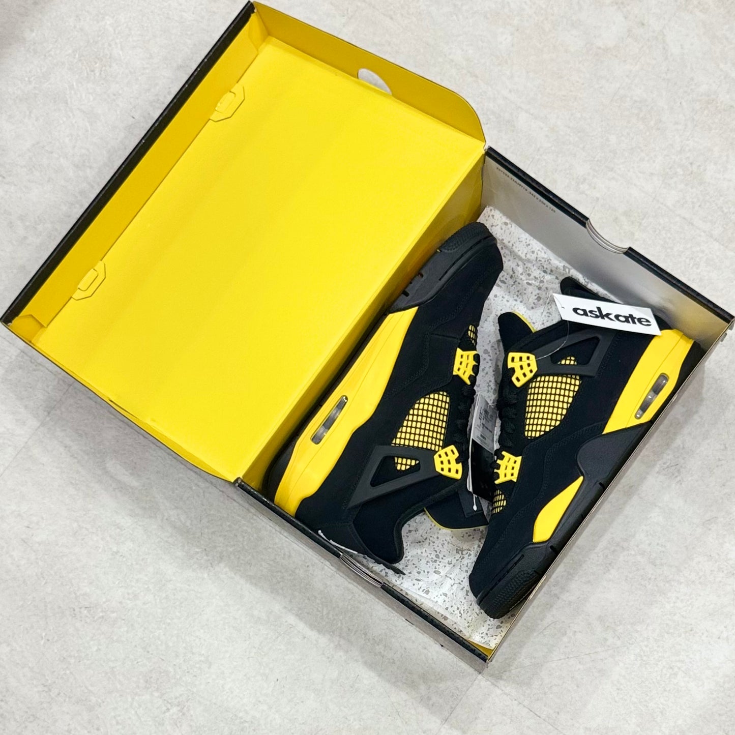 DH6927-017 Nike Air Jordan 4 Thunder 2023