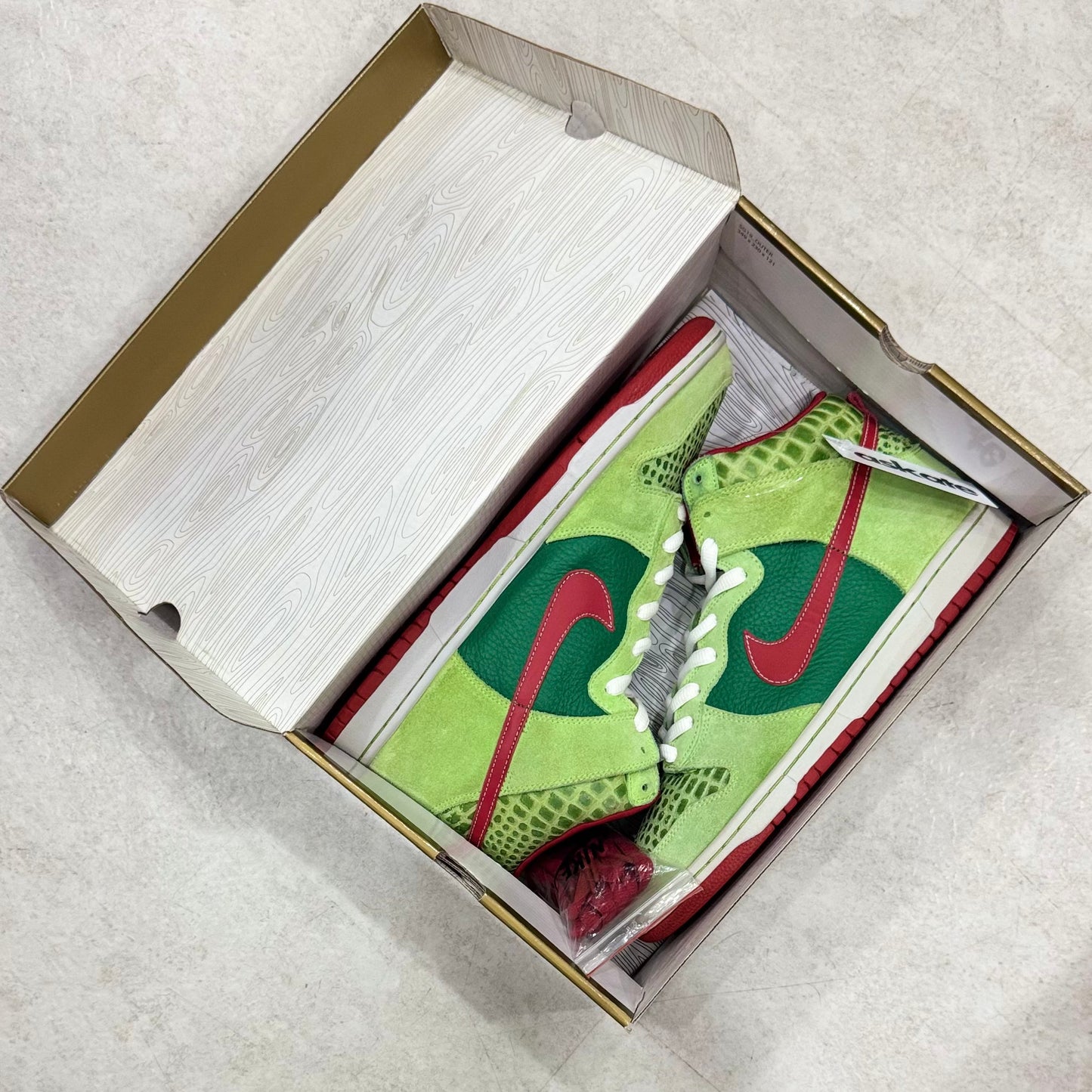 305050-362 Nike SB Dunk Motley Crue