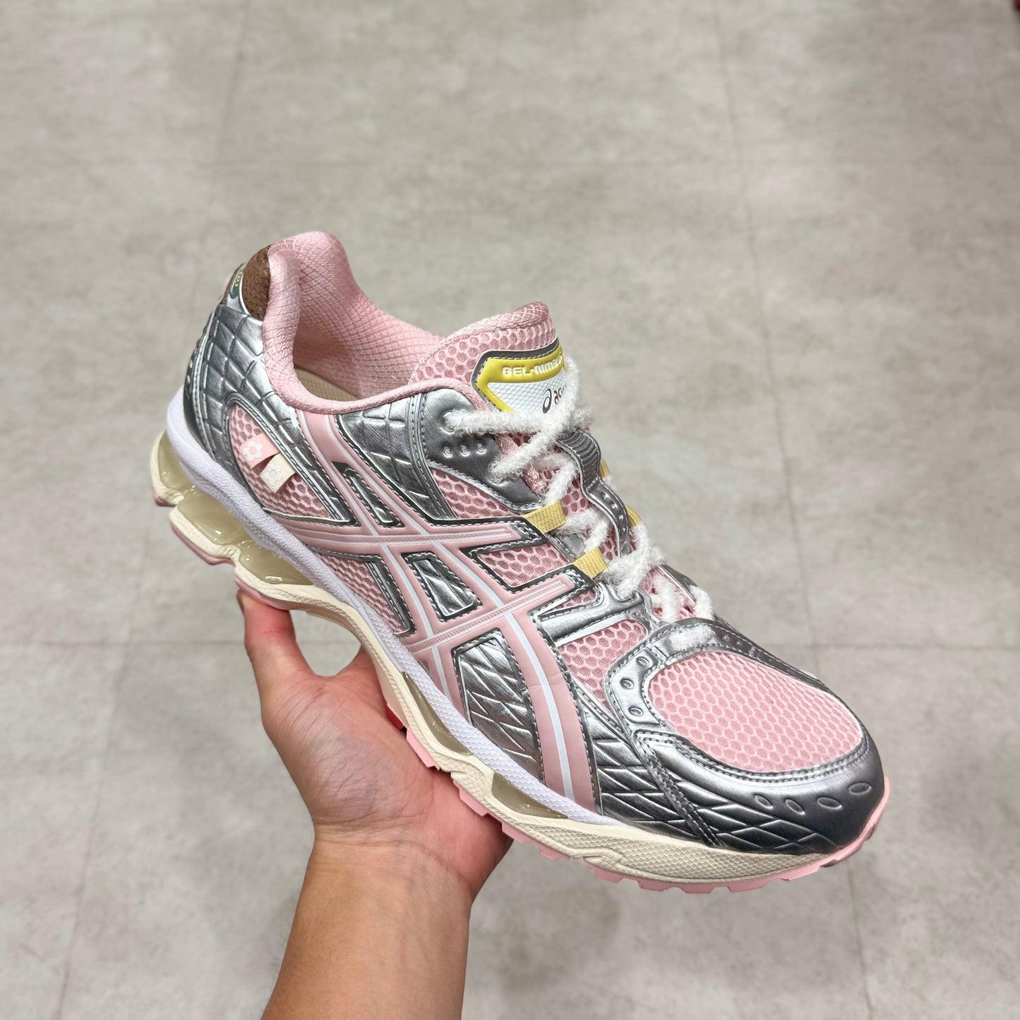 1203A865-702 Asics Gel-Nimbus 10.1 Atmos Strawberry