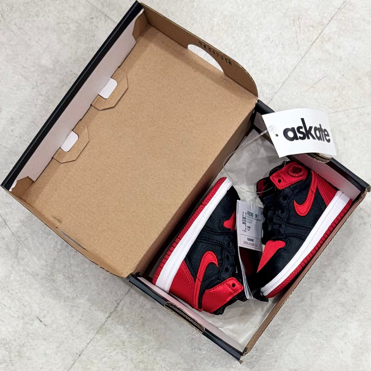 FD5305-061 Nike Air Jordan 1 Satin Bred