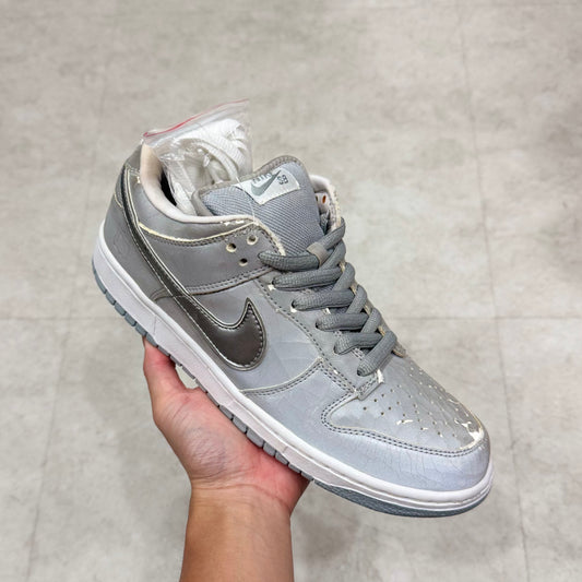 304292-008 Nike SB Dunk Medicom Toy 3