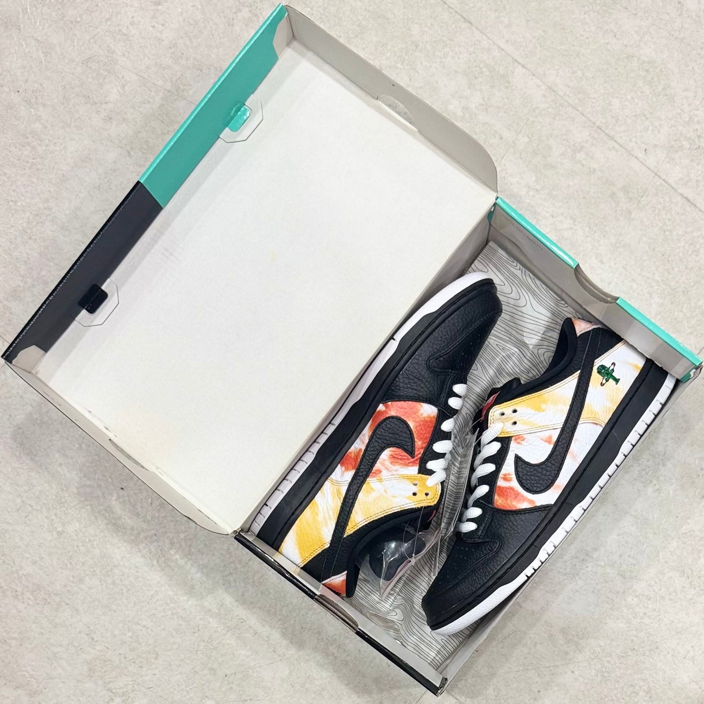 BQ6832-001 Nike SB Dunk Roswell Rayguns Tie-Dye Black