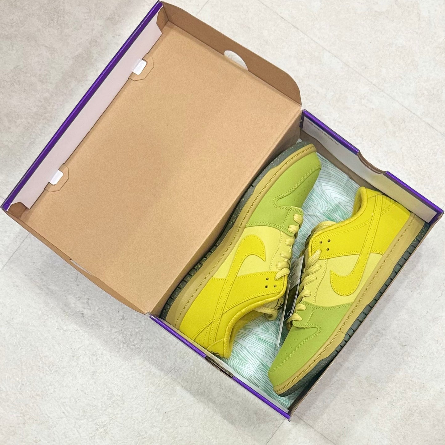 IO0427-300 Nike SB Dunk Saffron Quartz