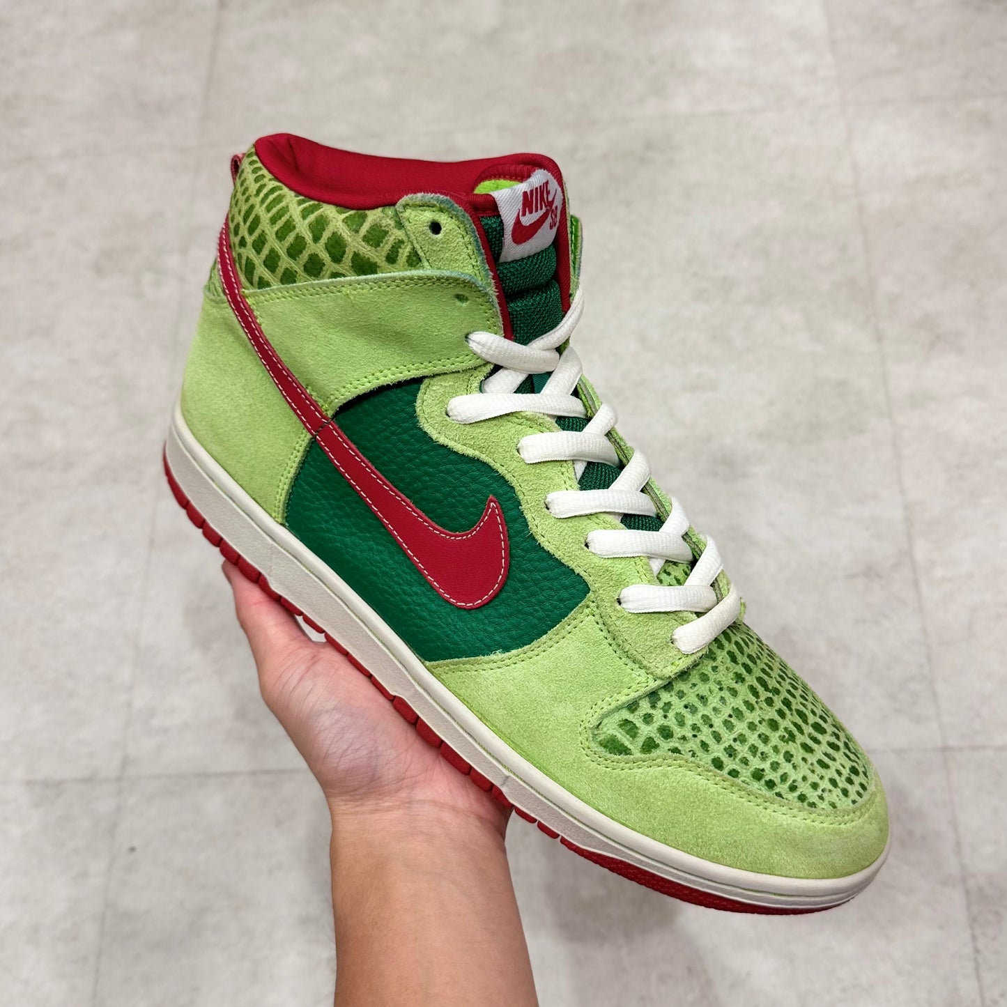 305050-362 Nike SB Dunk Motley Crue